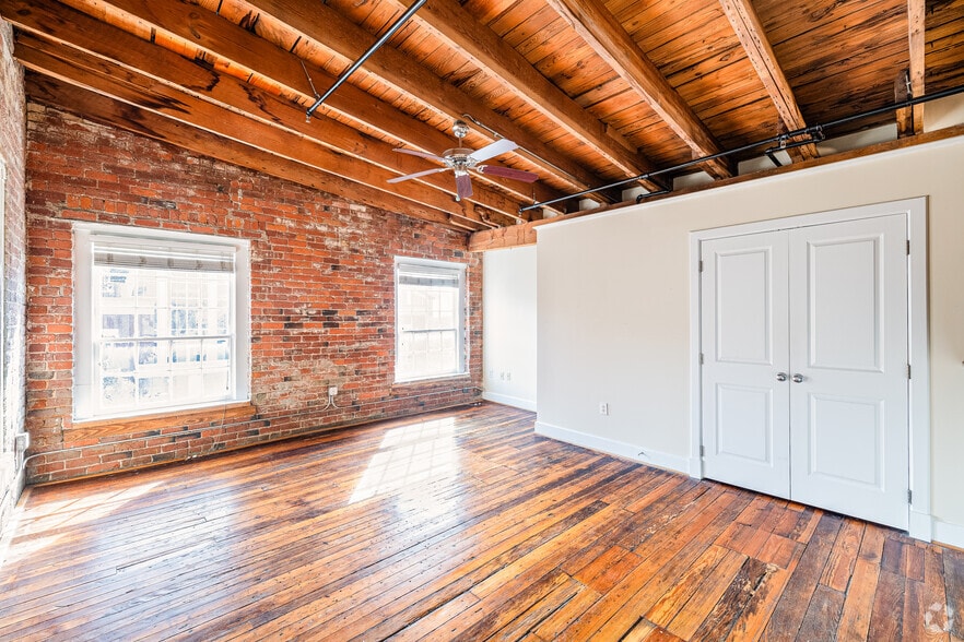 More Photos Of 2411 E Franklin St, Richmond Apartments For Lease