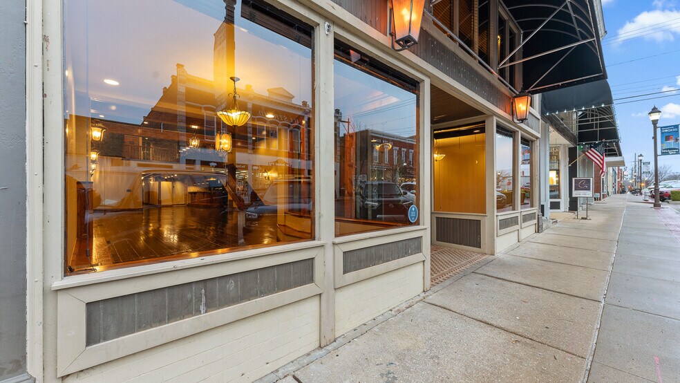 More Photos Of 117 W Walnut St, Rogers Restaurant For Lease