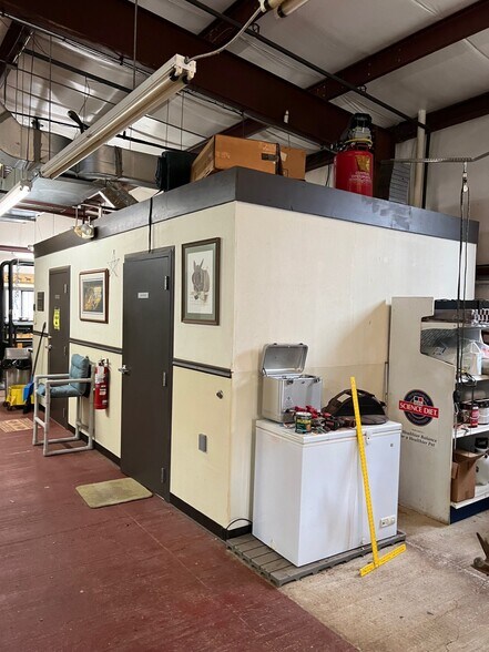 More Photos Of 3026C S Main St, Winston-Salem Veterinarian Kennel For Lease