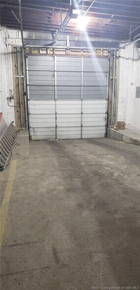 More Photos Of 617 Walnut St, Jeffersonville Flex For Lease