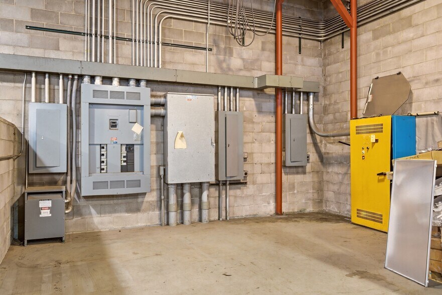 More Photos Of 520 W Broadway St, Blair Warehouse For Sale