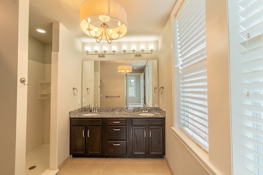 More Photos Of 2005 W Chesterfield Blvd, Springfield Apartments For Lease