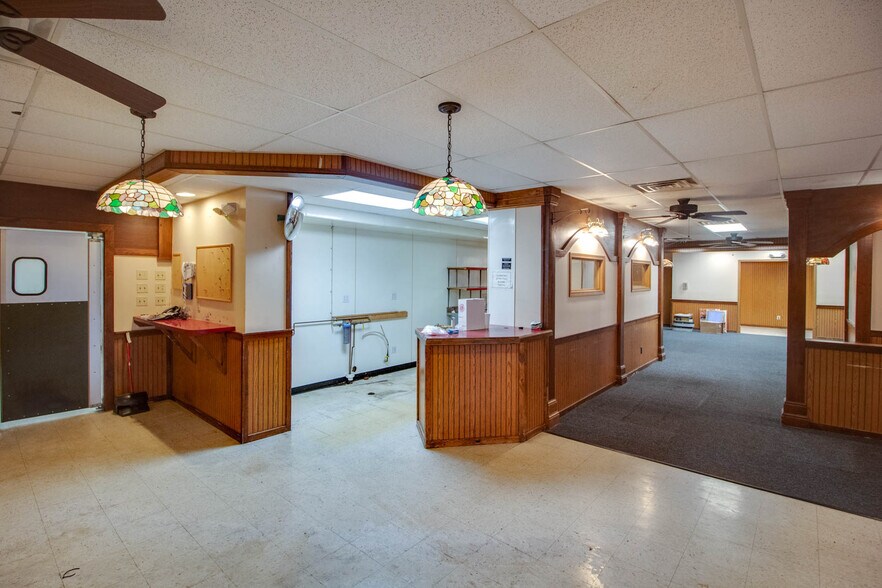 More Photos Of 201 McCausland St, Carlinville General Retail For Sale