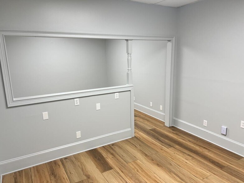 More Photos Of 122 N 3rd Ave, Chatsworth Office For Lease