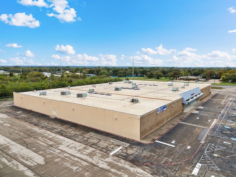 More Photos Of 1205 N Loop 340, Waco Light Manufacturing For Sale