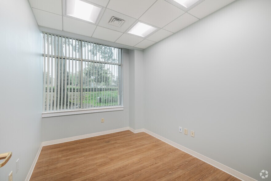 More Photos Of 735 Johnnie Dodds Blvd, Mount Pleasant Medical For Lease