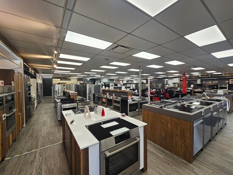 More Photos Of 7637 Edmonds St, Burnaby Storefront Retail Office For Lease