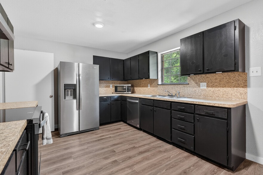 More Photos Of 109 Jasper Dr, Marshall Office For Sale