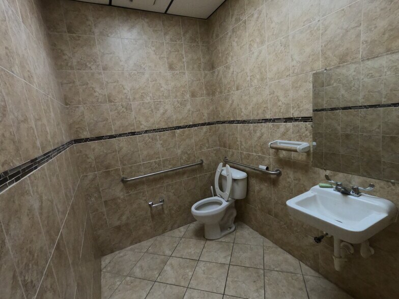 More Photos Of 7685 Pines Blvd, Pembroke Pines Showroom For Lease