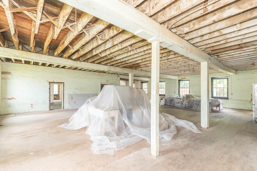 More Photos Of 1340 W Main St, Wytheville Loft Creative Space For Sale