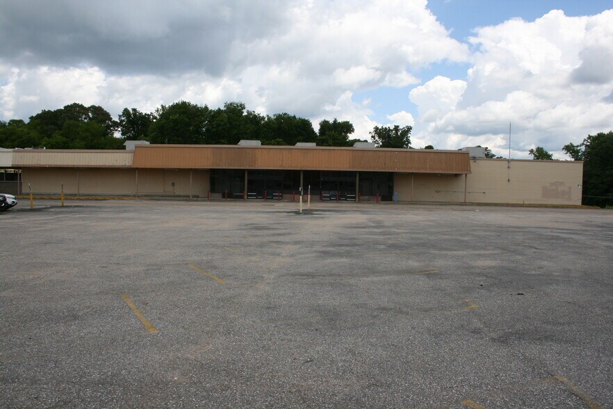 Primary Photo Of 1302 Gilmer Ave, Tallassee Freestanding For Lease