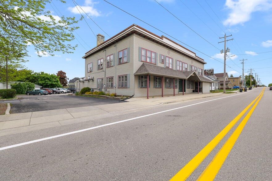 Primary Photo Of 1302 Main st, Saint Cloud Restaurant For Sale