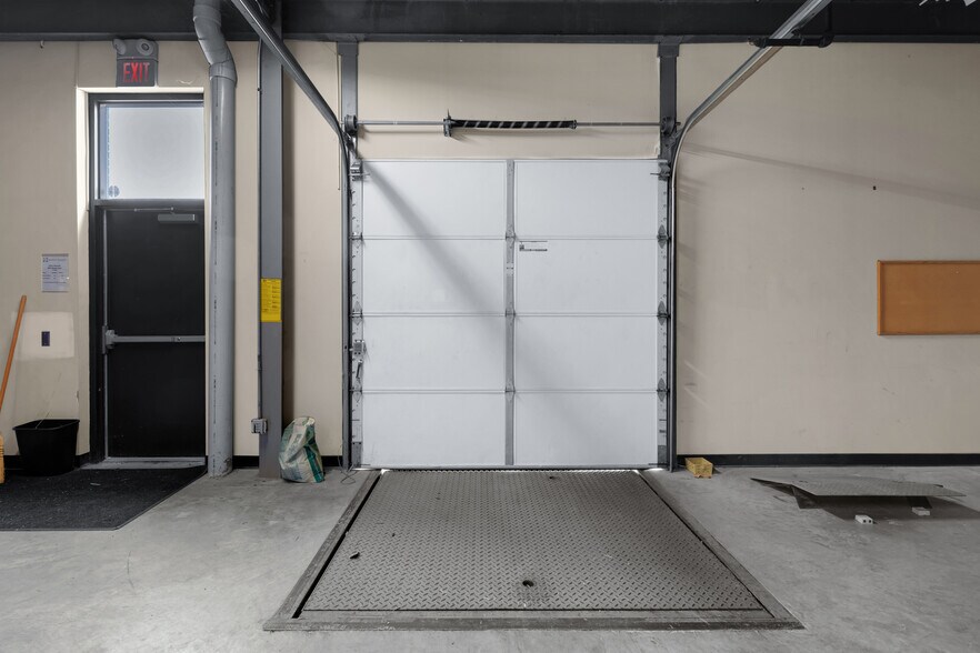 More Photos Of 2600 Stanley Gault Pky, Louisville Light Manufacturing For Lease