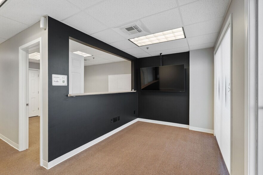 More Photos Of 4922 Port Royal Rd, Spring Hill Showroom For Lease