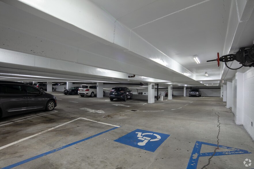More Photos Of 1 Ravinia Dr, Atlanta Office For Lease