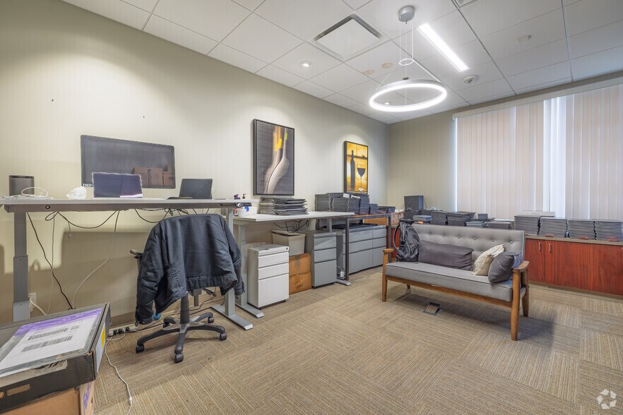 More Photos Of 1711 E Bayshore Rd, Redwood City Research And Development For Lease