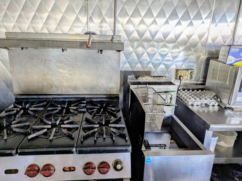 More Photos Of 15928 Ventura Blvd, Encino Storefront Retail Office For Lease