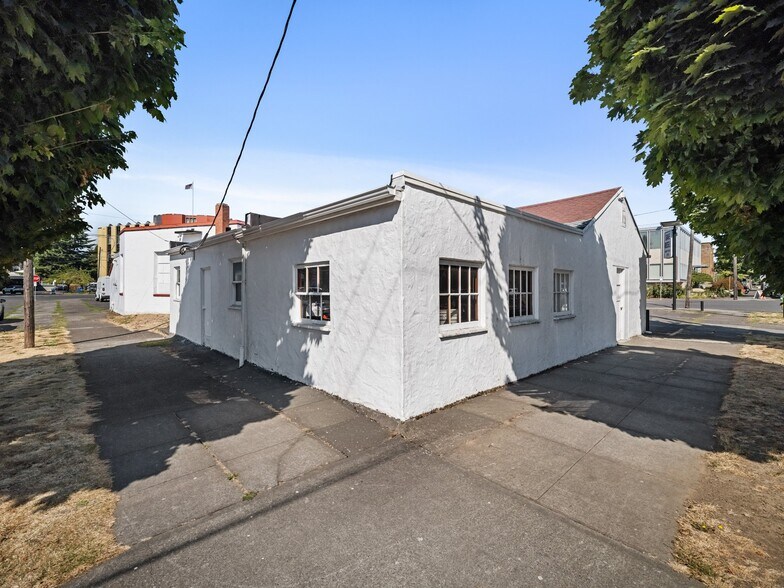 More Photos Of 1840 NE Sandy Blvd, Portland Auto Dealership For Sale