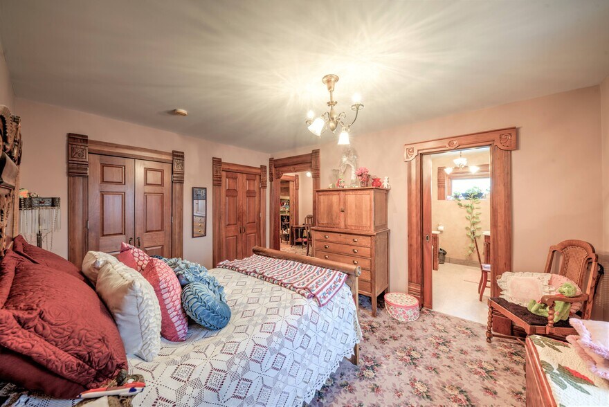 More Photos Of 890 Lake Ave, Woodstock General Retail For Sale