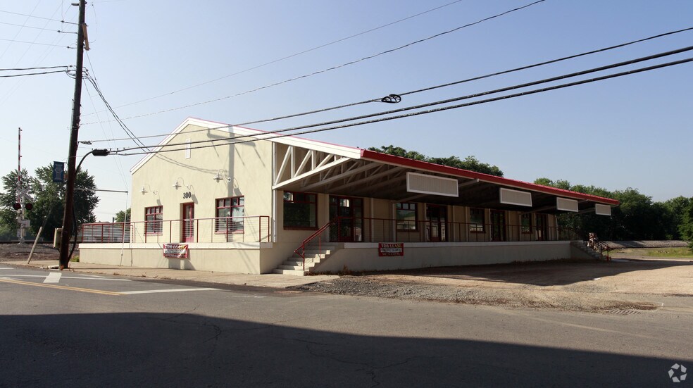 Primary Photo Of 300 E Main St, Remington Restaurant For Lease