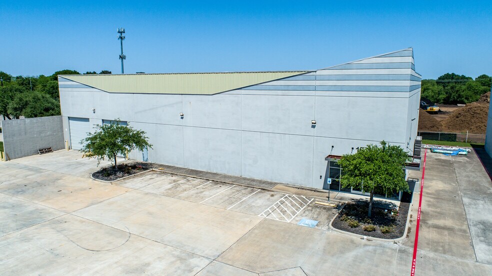 More Photos Of 1511 Industrial Dr, Missouri City Warehouse For Lease