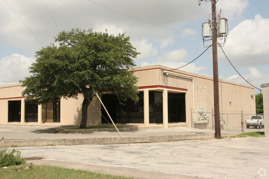 More Photos Of 10927 Wye Dr, San Antonio Light Distribution For Lease