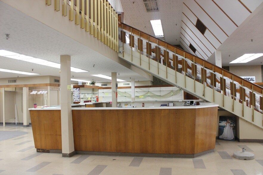 More Photos Of 909 Fulton Mall, Fresno Freestanding For Lease