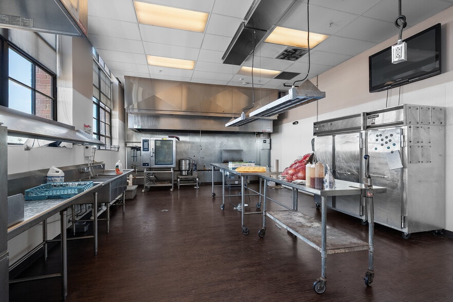 More Photos Of 1600 N Broadway, Saint Louis Manufacturing For Sale