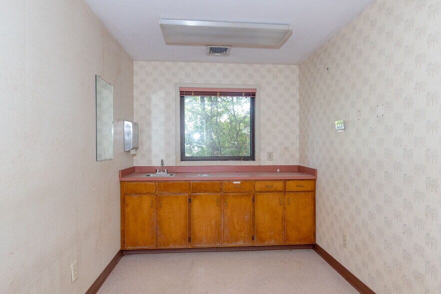 More Photos Of 1906 Warm Springs Rd, Columbus Medical For Sale