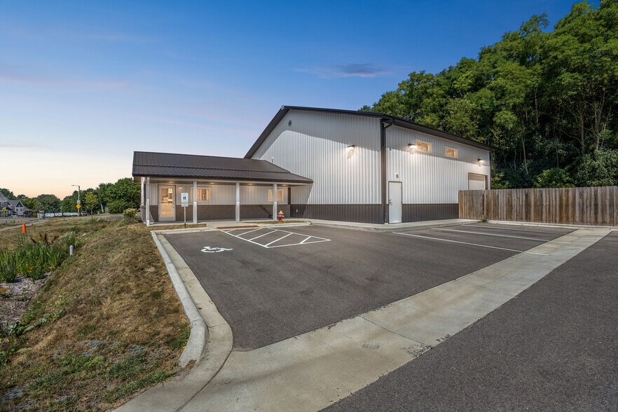 More Photos Of 390 Progress Dr, Cottage Grove Veterinarian Kennel For Sale