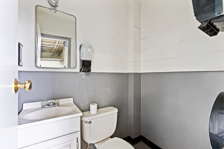 More Photos Of 13259-13265 Imperial Hwy, Whittier Warehouse For Lease