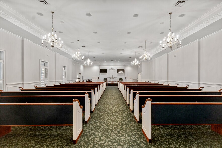 More Photos Of 300 N Tennessee Ave, Etowah Funeral Home For Sale