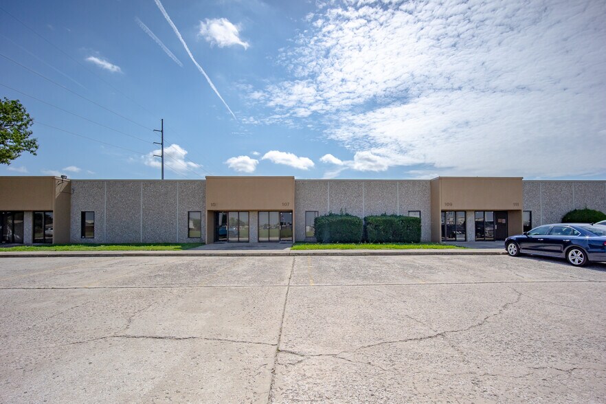 More Photos Of 800 W Rock Creek Rd, Norman Office For Lease
