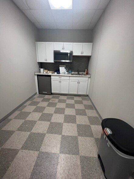 More Photos Of 2906-2924 Baltic Ave, Greensboro Industrial For Lease