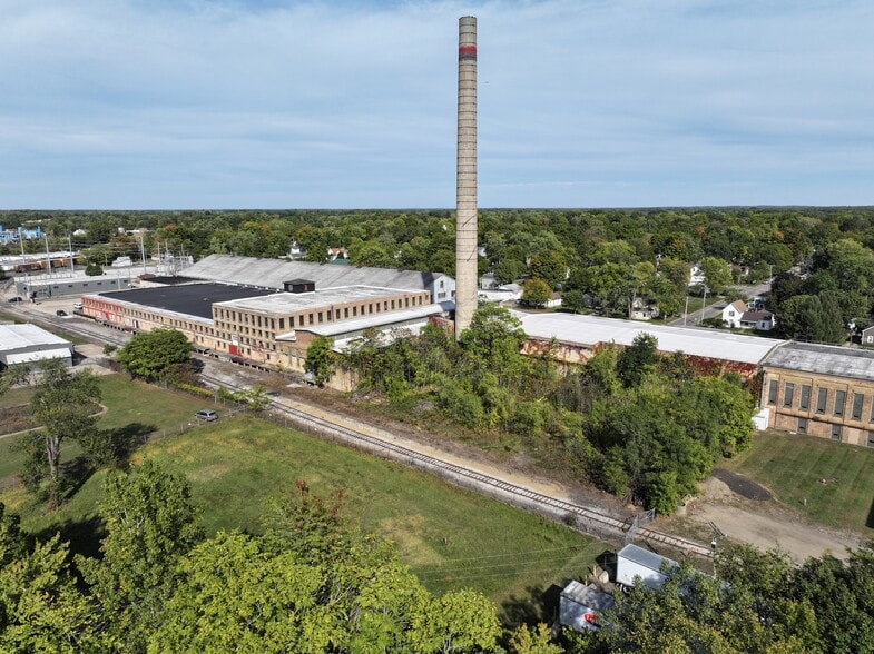 More Photos Of 265 E Broadway St, Three Rivers Warehouse For Lease