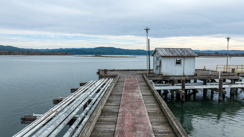 More Photos Of 2250 N Bayshore Dr, Coos Bay Marina For Sale