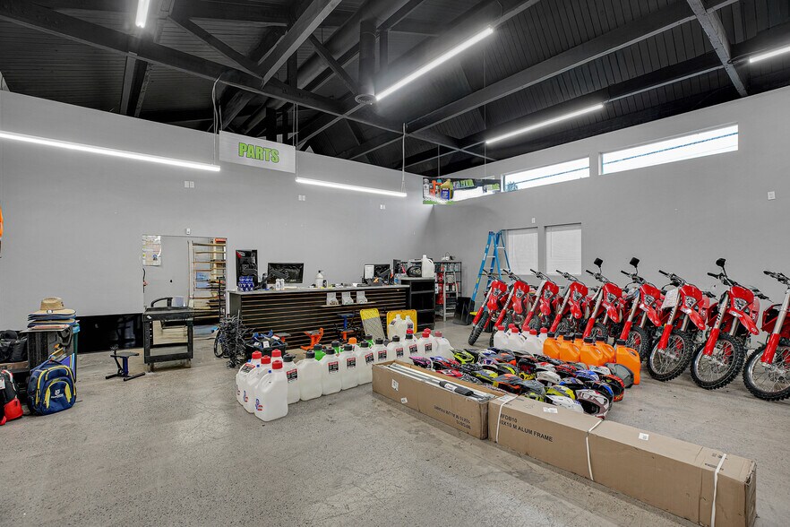 More Photos Of 993 NE Kane Dr, Gresham Freestanding For Sale