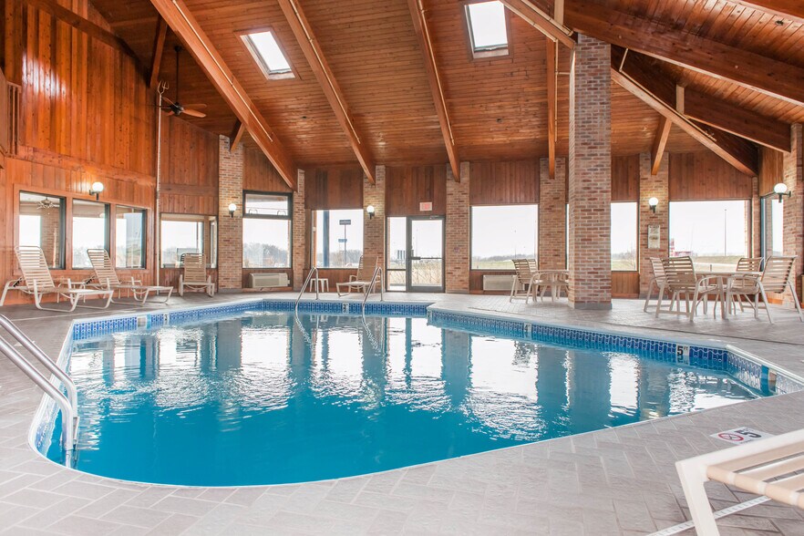 More Photos Of 1304 W Evergreen Dr, Effingham Hotel For Sale