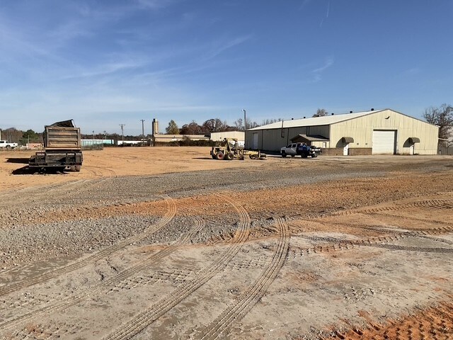 More Photos Of 524 Chucks Dr, Duncan Warehouse For Lease