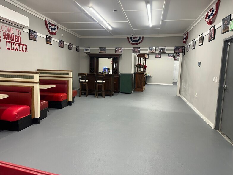 More Photos Of 903 S Sioux St, Okmulgee Light Manufacturing For Sale