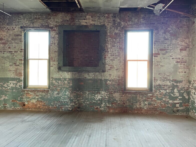 More Photos Of 237 S Cedar Ave, South Pittsburg Industrial For Sale