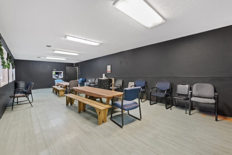 More Photos Of 115 N Willis Ave, Livingston Warehouse For Sale
