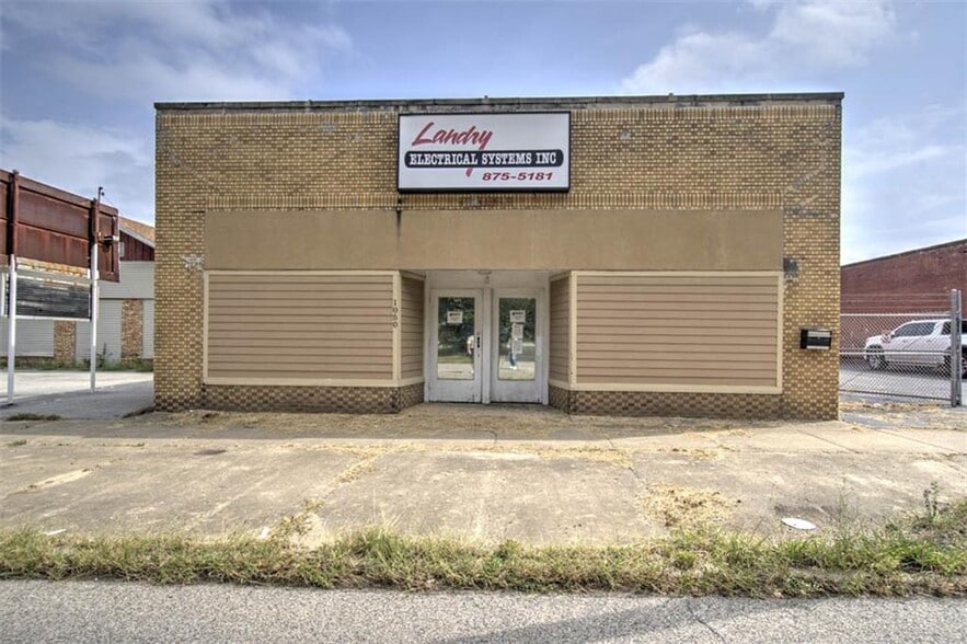 More Photos Of 1050 N Main St, Decatur Office For Sale
