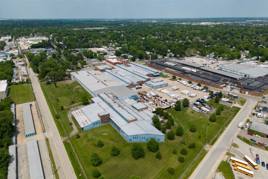 More Photos Of 1100 E Bell St, Bloomington Manufacturing For Lease