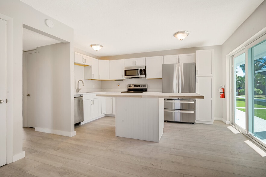 More Photos Of 2649 Lake Dr, Riviera Beach Apartments For Sale