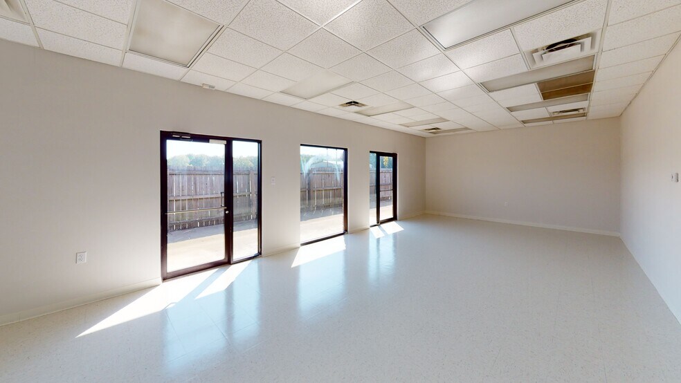 More Photos Of 2900 S Main St, Searcy Office For Sale