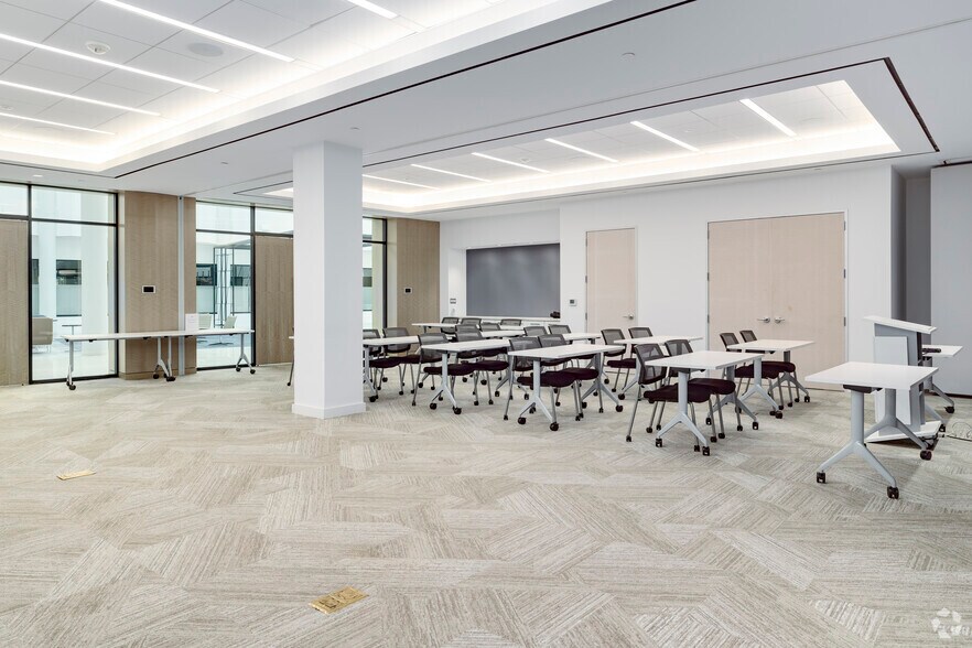 More Photos Of 381 Elden St, Herndon Office For Lease