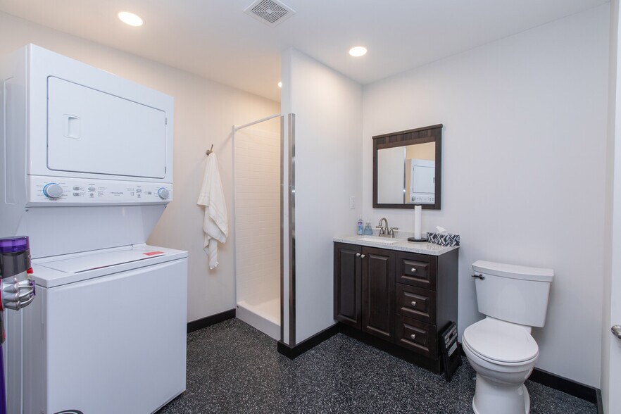 More Photos Of 450 E Willis Rd, Chandler Self Storage For Sale