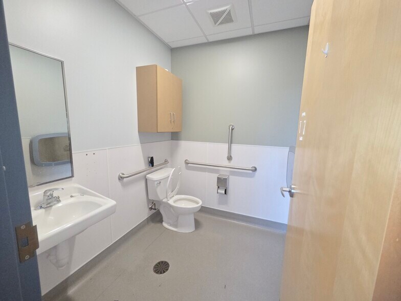 More Photos Of 2709 Pelham Rd, Greenville Medical For Lease