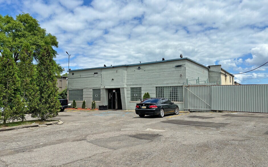More Photos Of 19430 Mount Elliott St, Detroit Warehouse For Sale